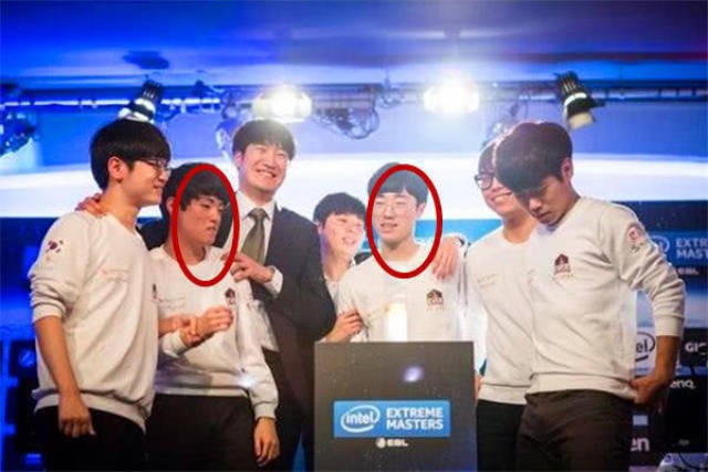 LOL 官方推特发布了一张 knight 拿着奖杯的照片：他回来捍卫荣誉！