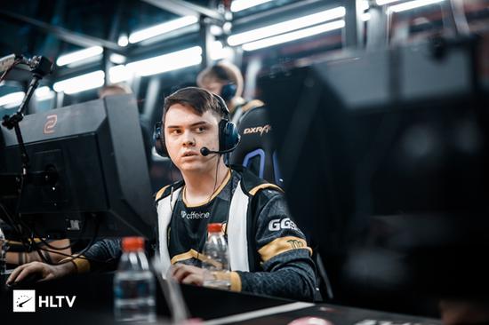 Beluga的Gnar擅长持续输出，而 Stay 的Jhin在整个过程中被无限狙击。 Team WE 在没有流血的情况下赢得了第一局。